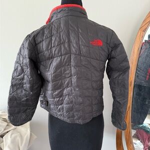 The North Face Kids Puffer Jacket - Charcoal with Red Accents